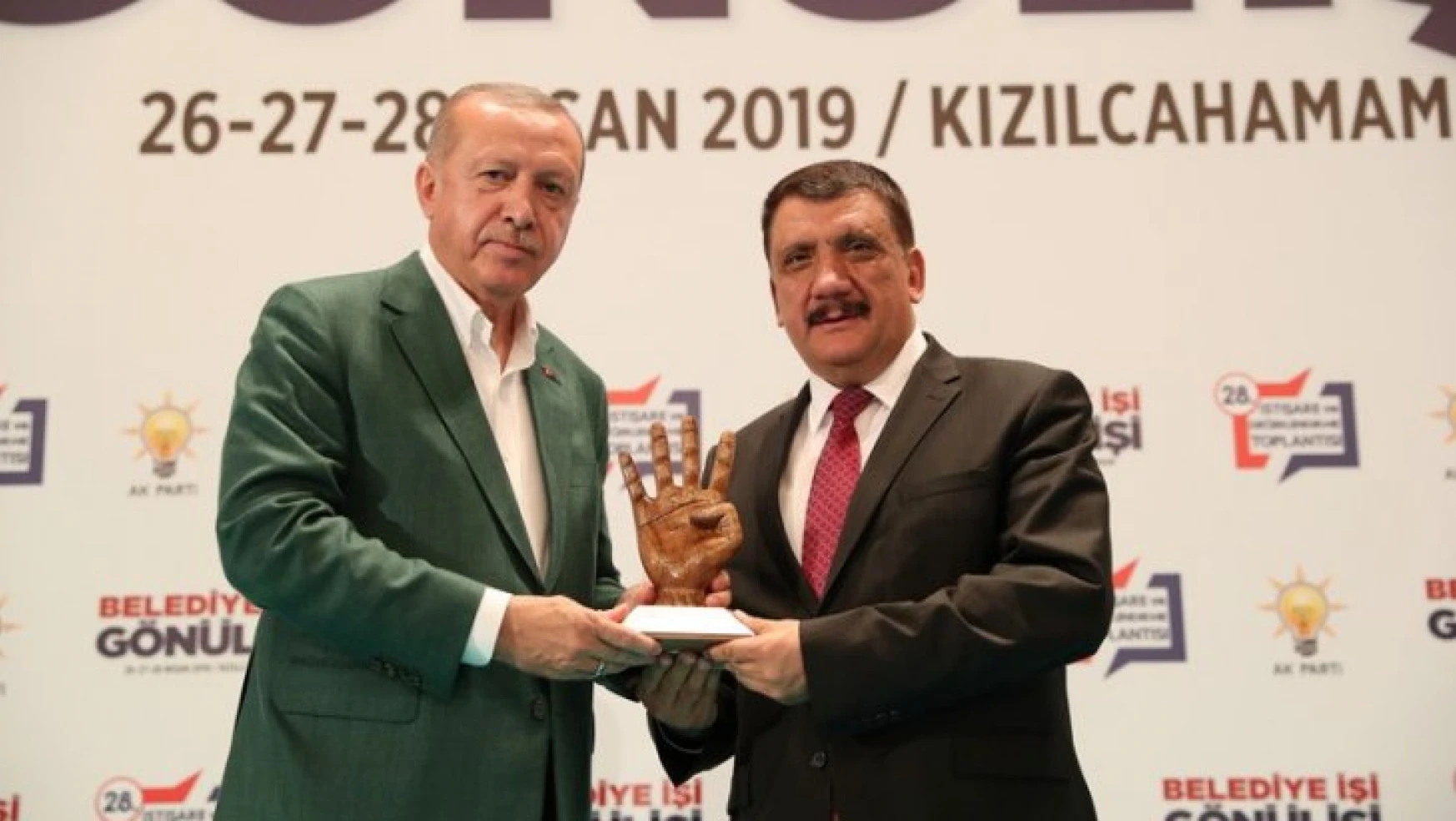 Cumhurbaşkanı Erdoğan'dan Başkan Gürkan'a başarı plaketi