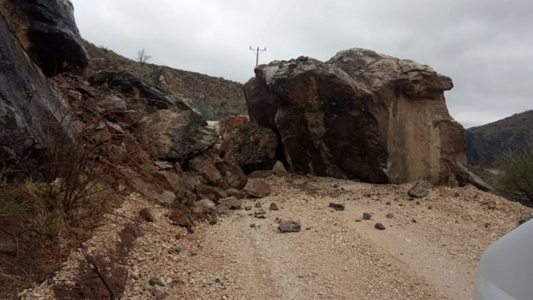 Depremin düşürdüğü kaya ulaşımı engelliyor