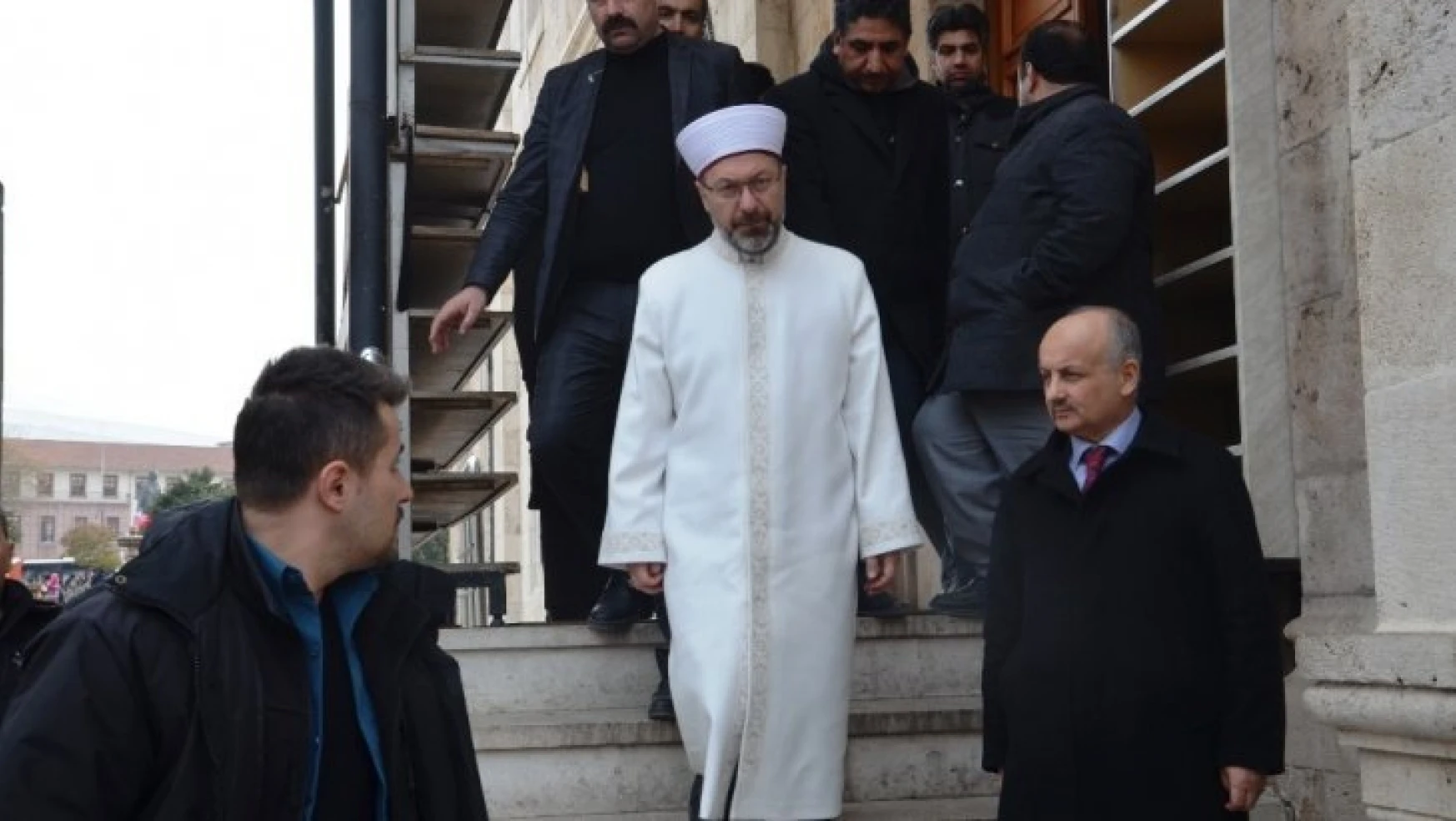 Diyanet İşleri Başkanı Erbaş, Malatya'da hasar gören camiyi inceledi