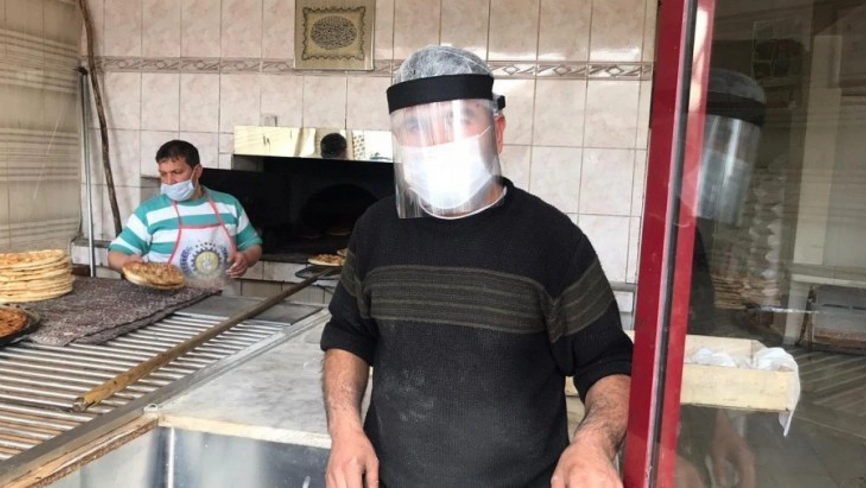 Doğanşehir'de esnaflara yüz koruyucu siper dağıtılıyor