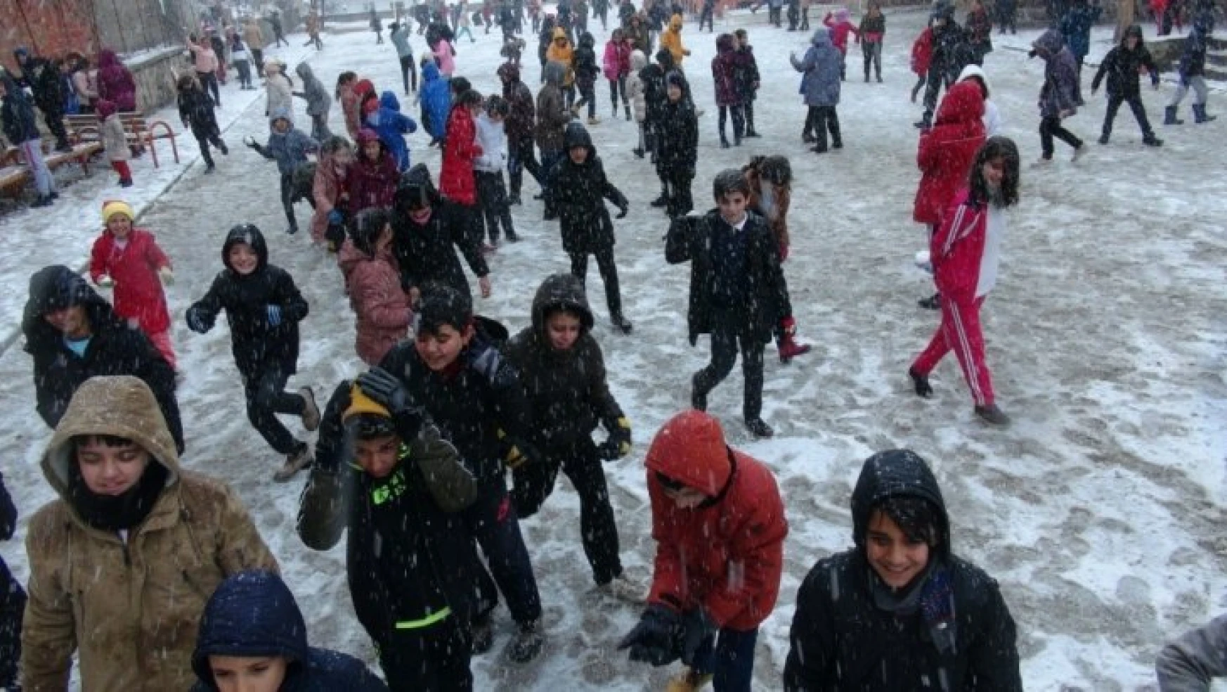 Doğanşehir'de kar yağışı çocukları sevindirdi