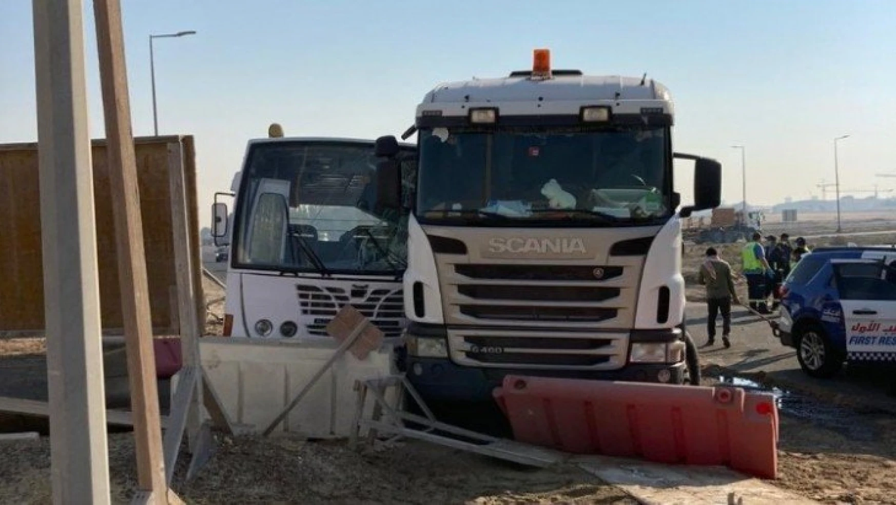 Dubai'de otobüs ile kamyon çarpıştı: 27 yaralı