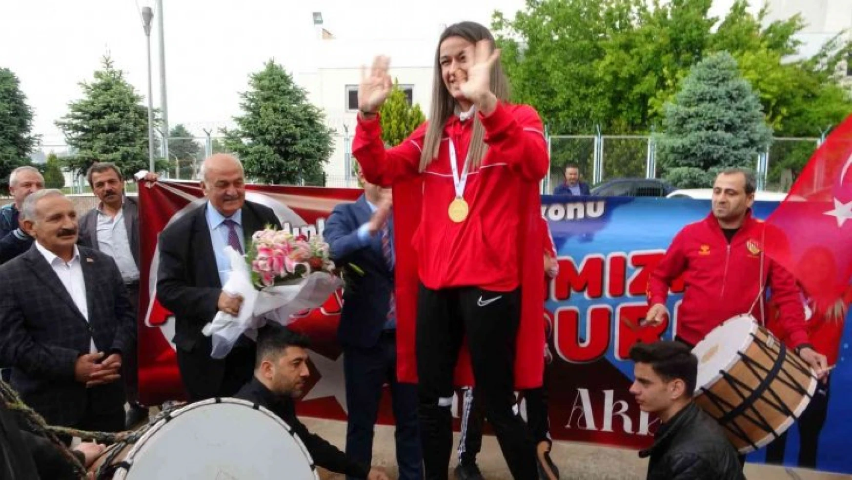 Dünya şampiyonu Hatice Akbaş'a Malatya'da coşkulu karşılama