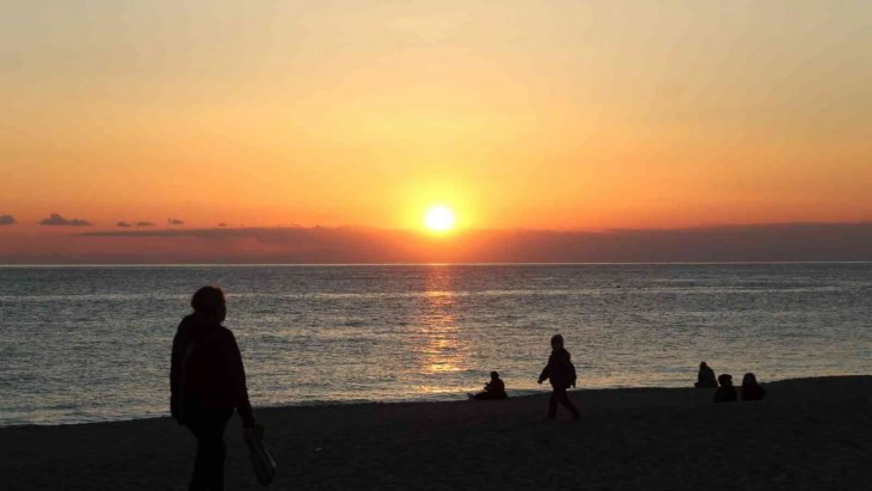 Dünyaca ünlü Damlataş Plajı'nda gün batımını onlarca kişi izledi