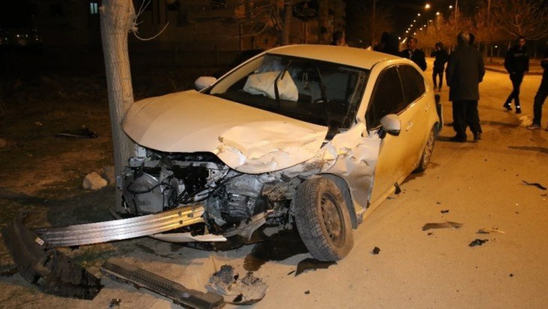Elazığ'da  minibüs ile otomobili çarpıştı: 5 yaralı