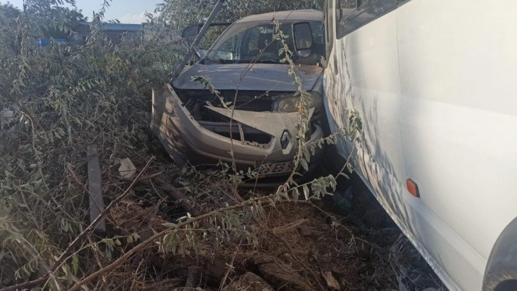 Elazığ'da 2 kişinin yaralandığı kaza anı kameraya yansıdı