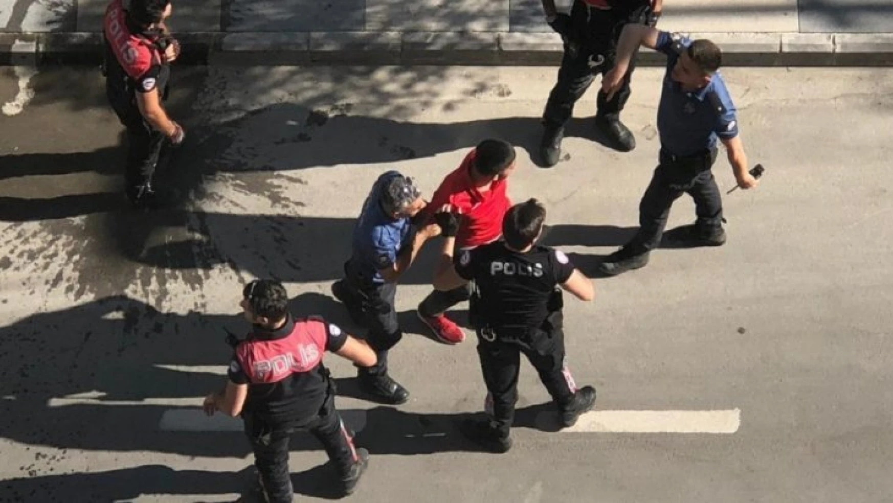 Elazığ'da 2 polisin yaralanmasına neden olan 3 şüpheli yakalandı