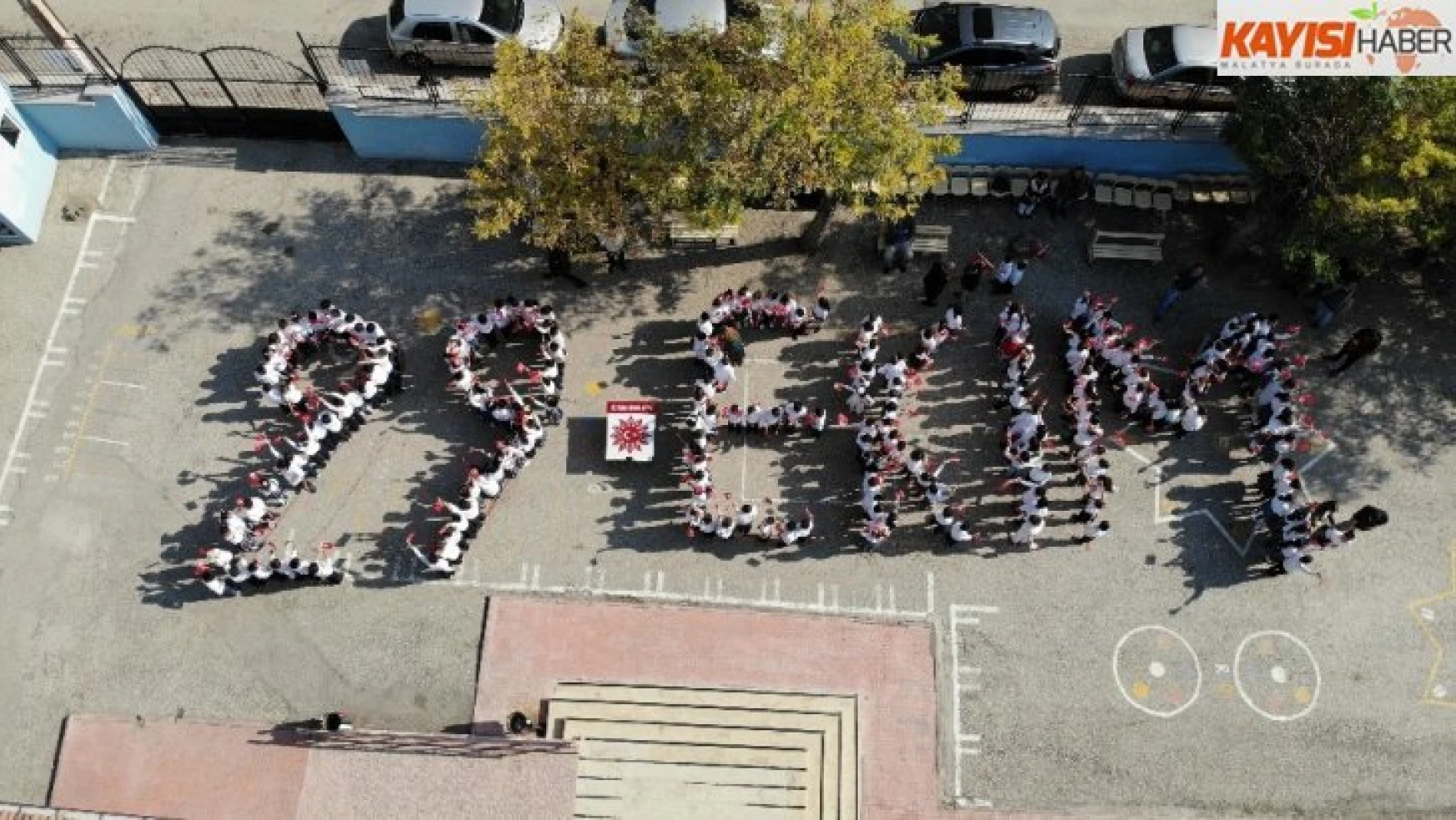 Elazığ'da 200 öğrenciden '29 Ekim' koreografisi