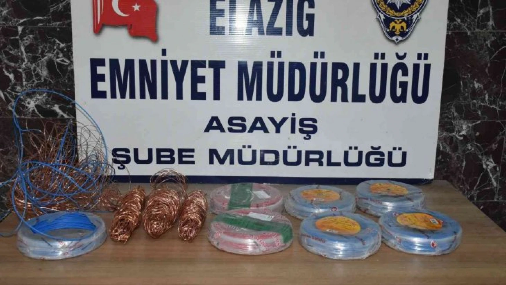 Elazığ'da 21 suç kaydı bulunan 2 şüpheli, çaldıkları kabloları yakarken yakalandı