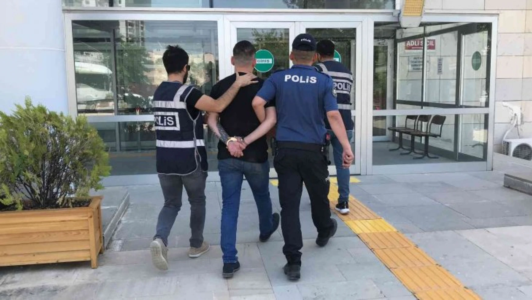 Elazığ'da 21 suç kaydı bulunan şüpheli tutuklandı