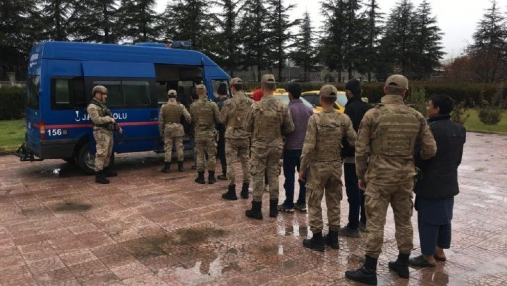 Elazığ'da 8 göçmenle birlikte 2 şüpheli yakalandı