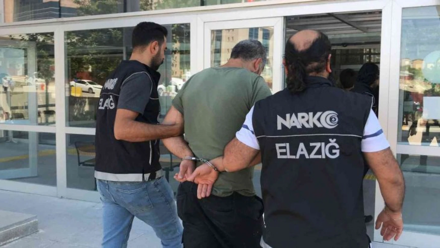Elazığ'da ayakkabı içerisine uyuşturucu saklayan 2 şüpheli tutuklandı