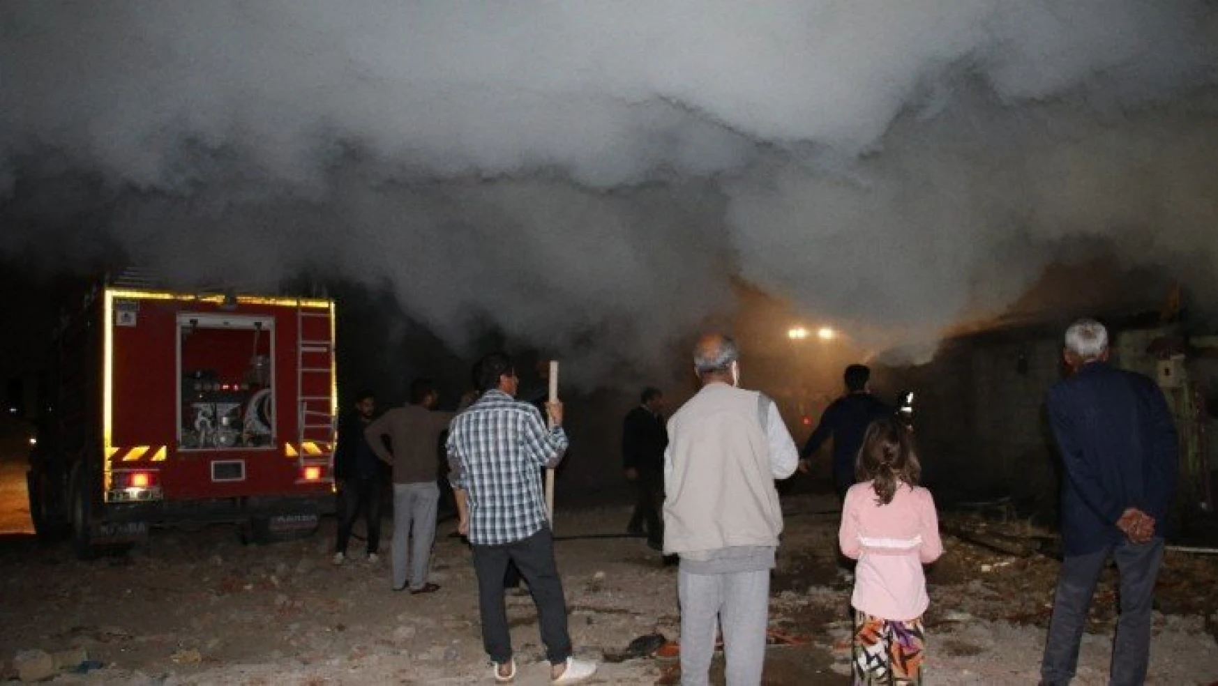 Elazığ'da aynı anda çıkan 2 farklı yangın söndürüldü