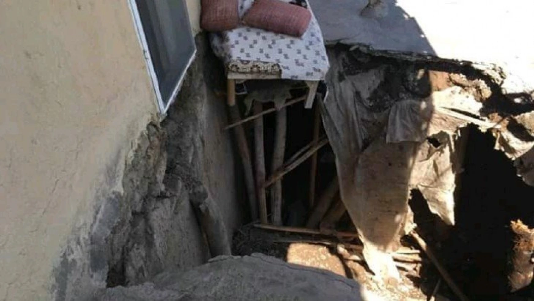 Elazığ'da balkon çöktü, evde mahsur kalan 6 kişi pencereden kurtarıldı