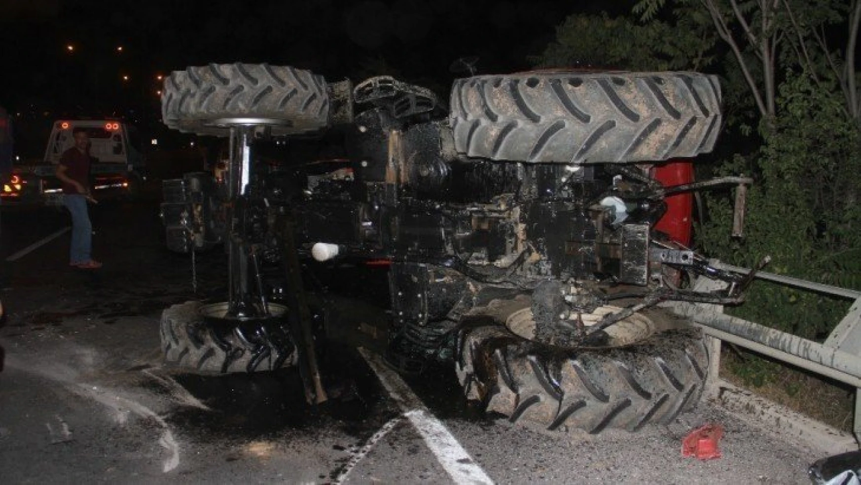Elazığ'da bariyerlere çarpan traktör devrildi: 2 yaralı
