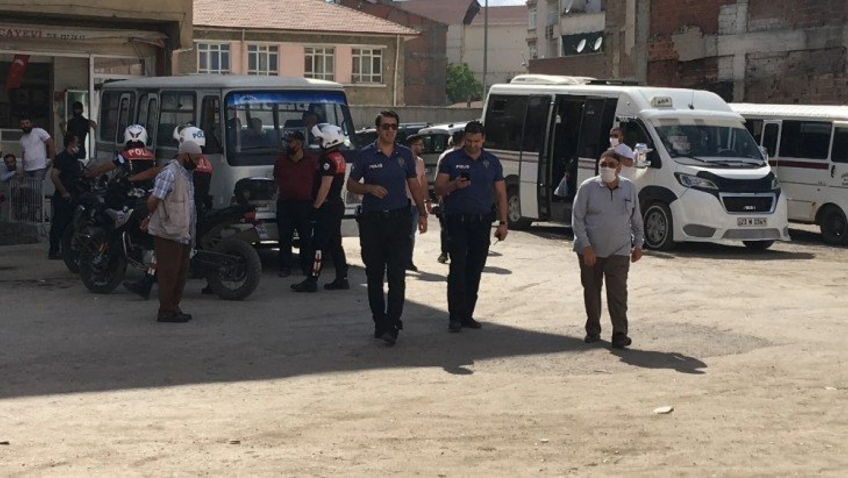 Elazığ'da bıçaklı kavga: Baba ile oğlu yaralandı