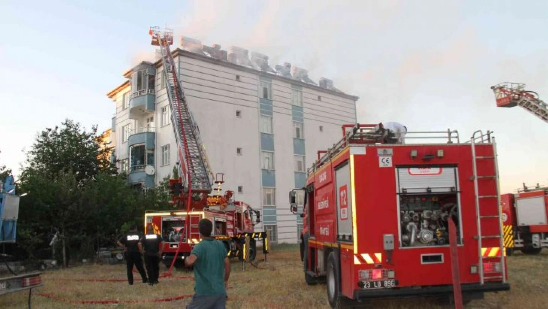 Elazığ'da çatı yangını 1 saatlik çalışmayla söndürüldü