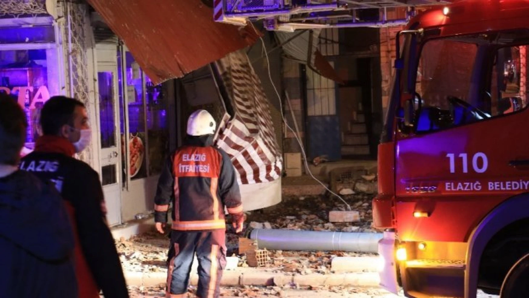 Elazığ'da çatısında çökme yaşanan bina tahliye edildi