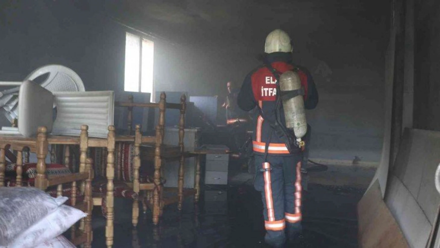 Elazığ'da depoda çıkan yangında 1 kişi dumandan etkilendi