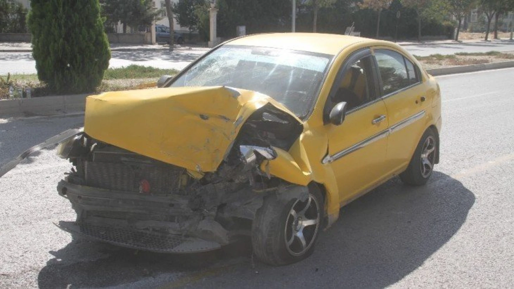 Elazığ'da hafif ticari araç ile otomobil çarpıştı:3 yaralı