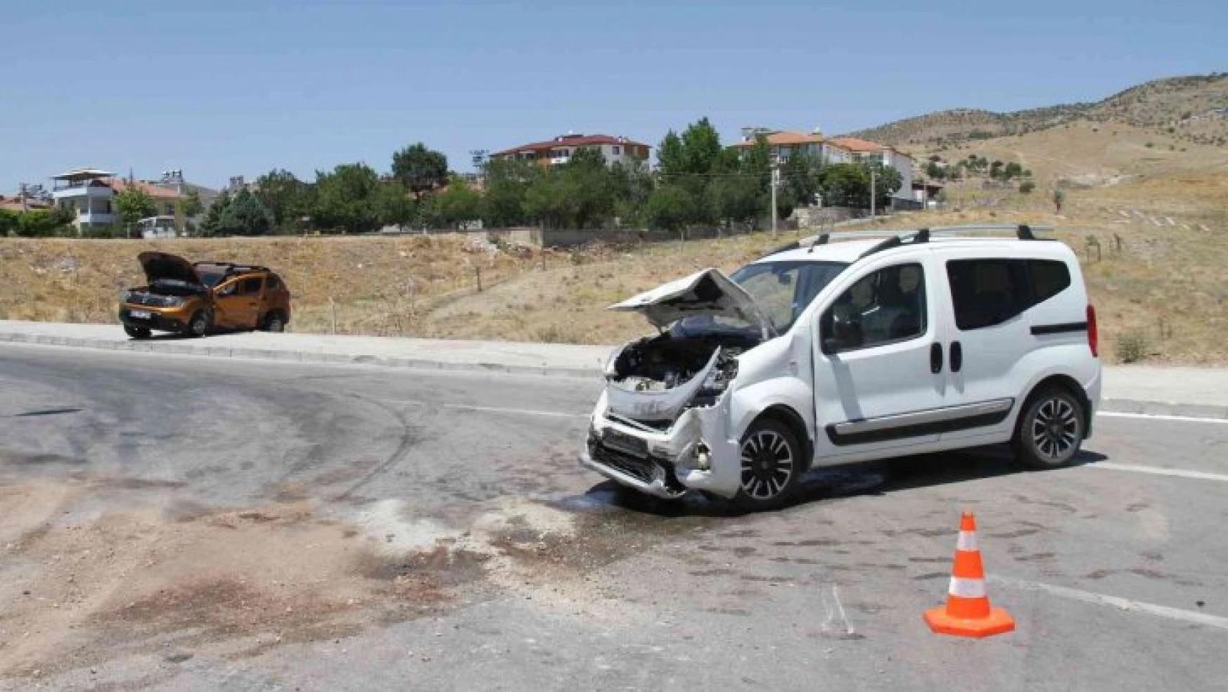 Elazığ'da hafif ticari araç ile otomobil çarpıştı: 7 yaralı