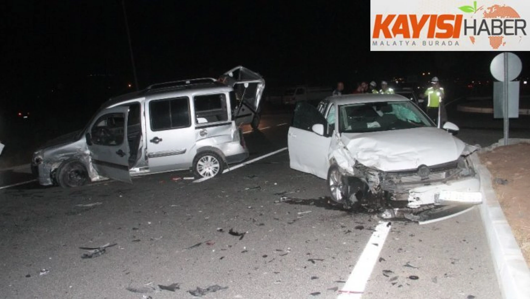 Elazığ'da hafif ticari araç ile otomobil çarpıştı: 5 yaralı