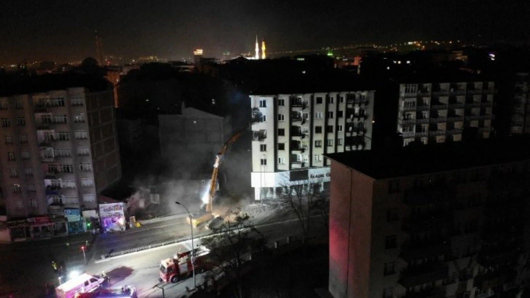 Elazığ'da hasarlı binada yıkım çalışmaları başladı