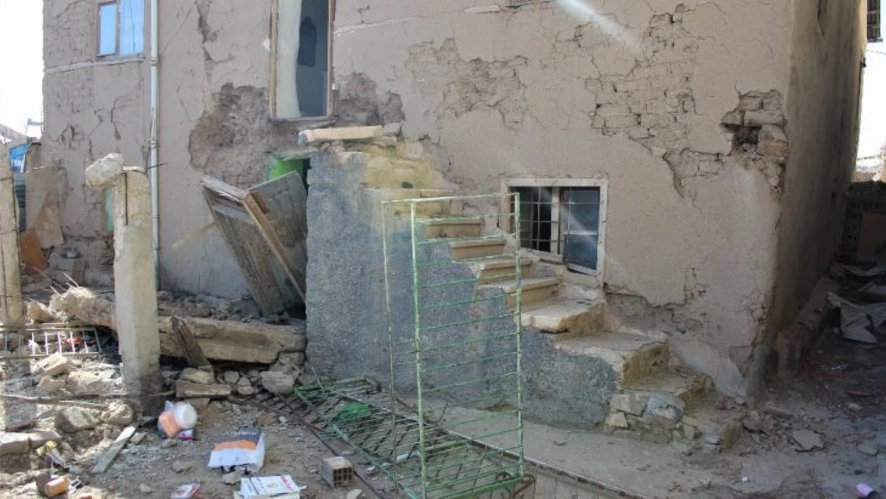 Elazığ'da hasarlı kerpiç evin balkonu yıkıldı: 1 ölü