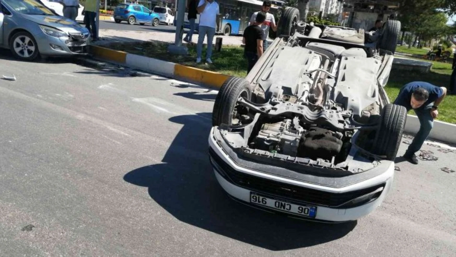 Elazığ'da iki otomobil çarpıştı biri ters döndü: 1 yaralı