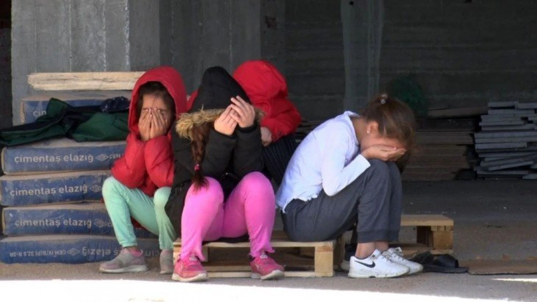 Elazığ'da intihara teşebbüs eden kadını çocukları gözyaşları içerisinde izledi