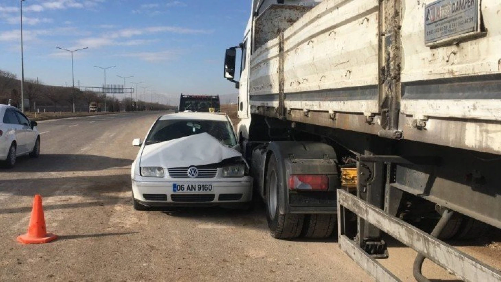 Elazığ'da kamyon, otomobile çarptı: 2'si ağır 4 yaralı