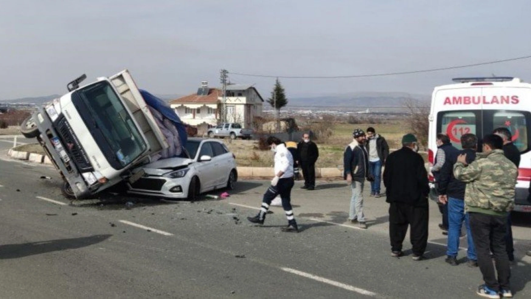Elazığ'da kamyonet, otomobilin üzerine devrildi:2 yaralı