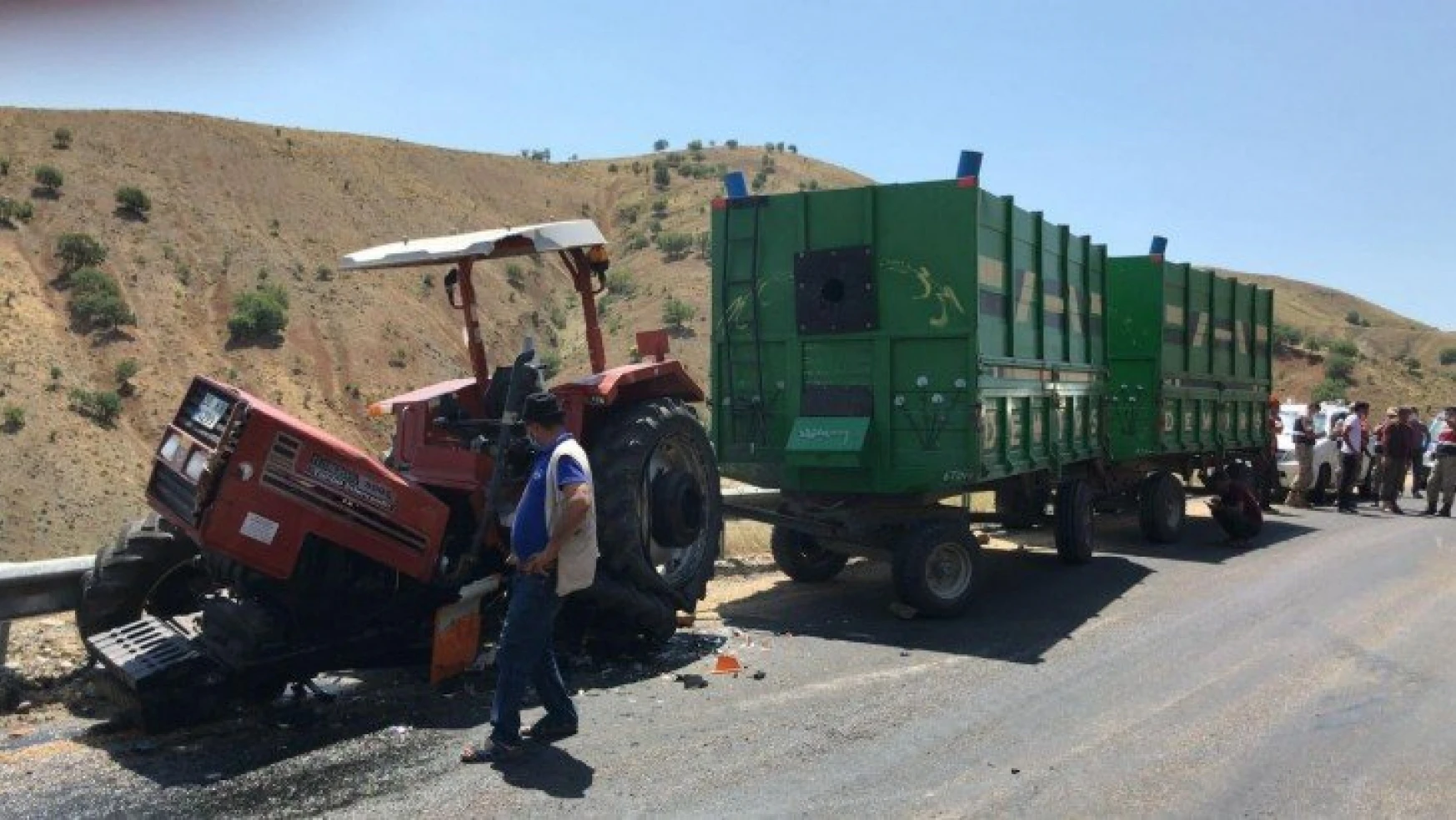 Elazığ'da kamyonla çarpışan traktör ikiye bölündü