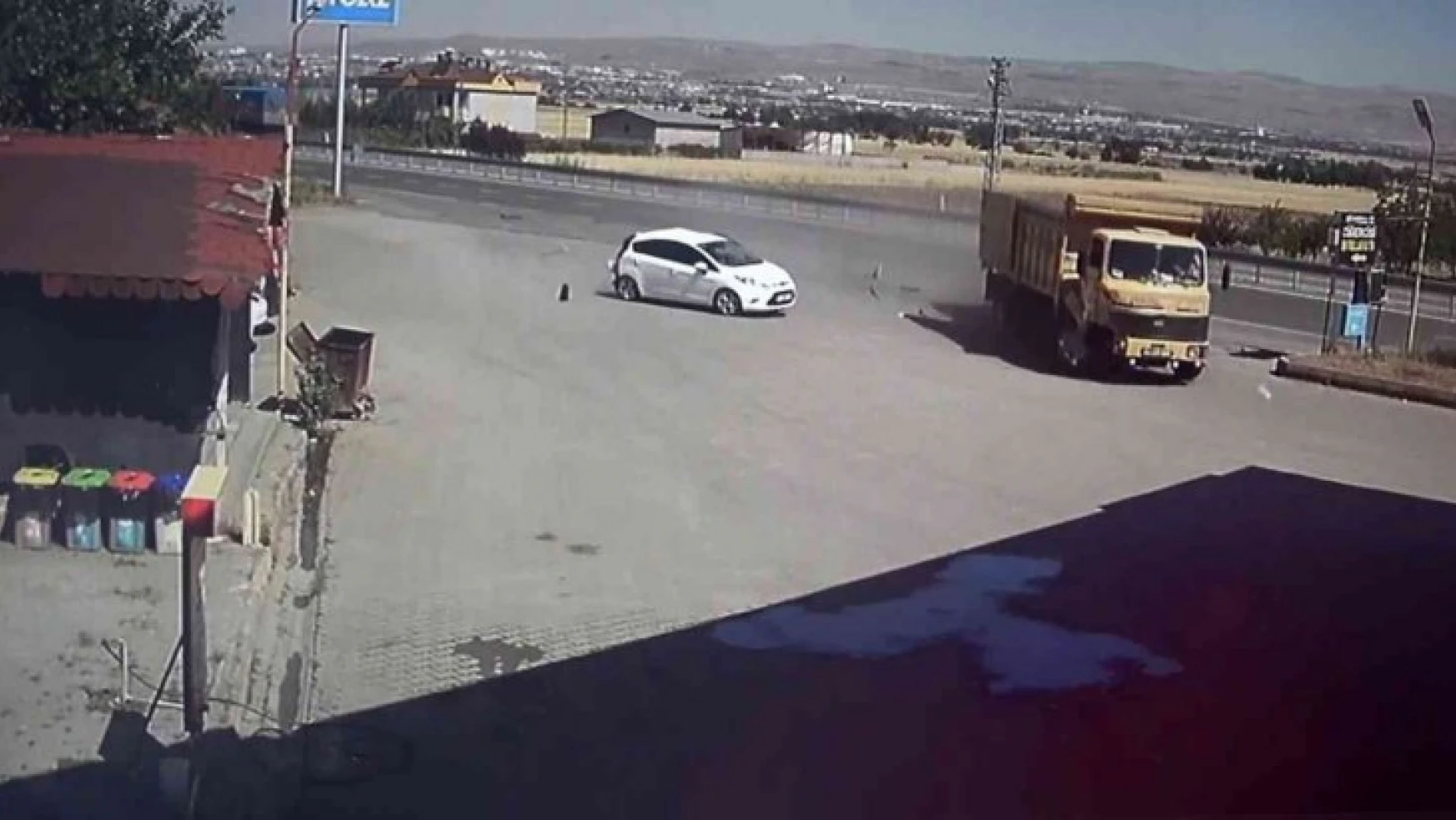 Elazığ'da kamyonun akaryakıt istasyonuna girme anı saniye saniye güvenlik kameralarına yansıdı