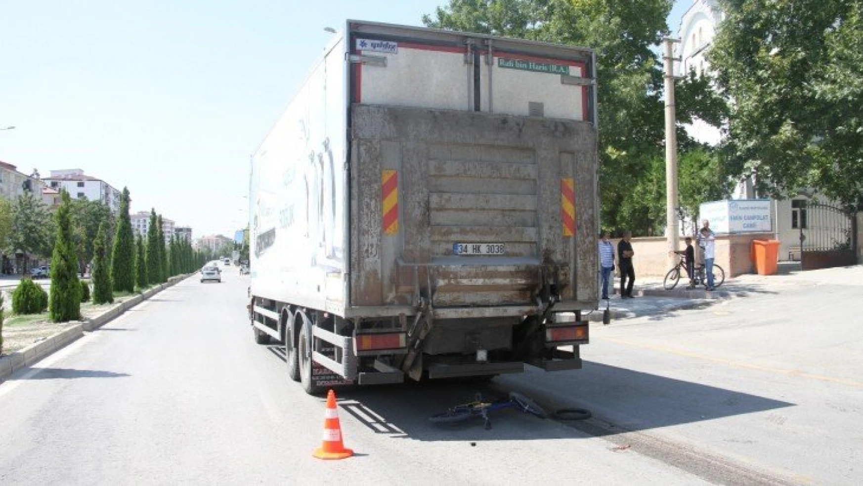 Elazığ'da kamyonun altında kalan çocuk hayatını kaybetti, sürücü olay yerinden kaçtı