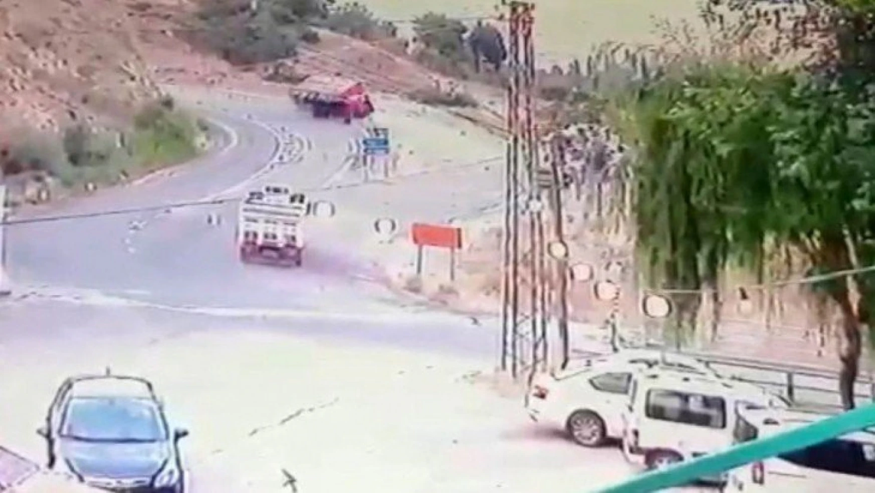 Elazığ'da kamyonun devrilme anı kameralara yansıdı
