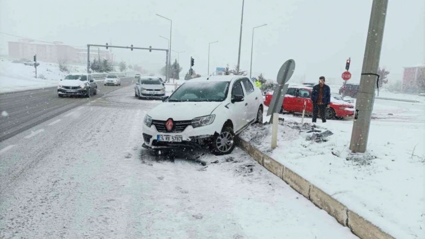 Elazığ'da kar yağışından dolayı ekipler seferber oldu