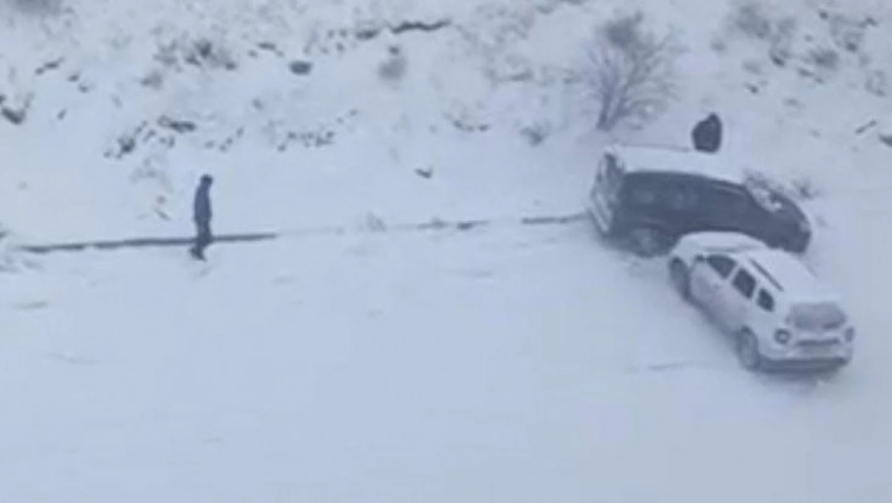 Elazığ'da karlı yolda otomobil böyle kaydı