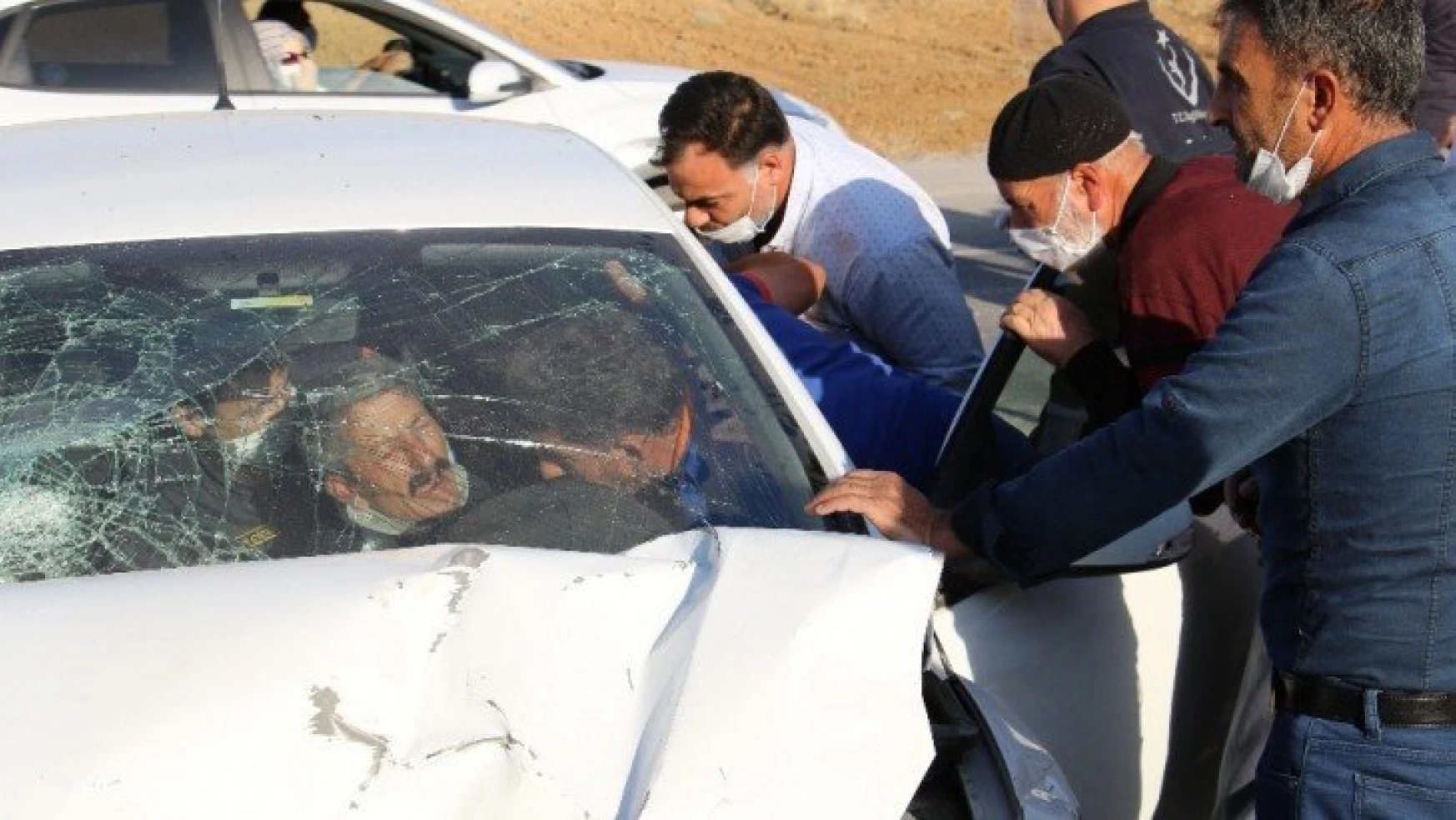 Elazığ'da kazada araçta sıkışan 4 yaralı için ekipler seferber oldu