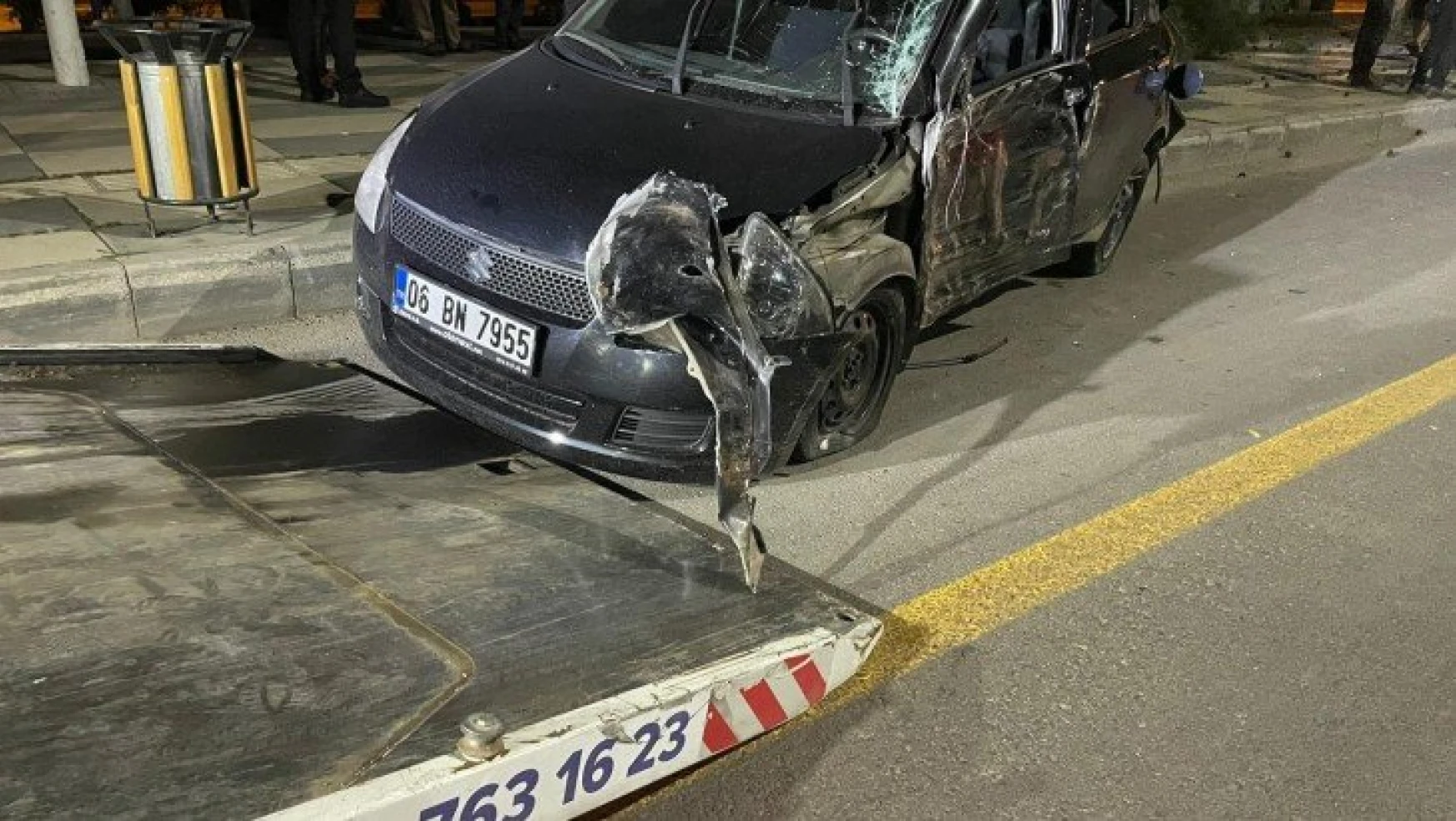 Elazığ'da kontrolden çıkan otomobil ağacı devirdi: 3 yaralı