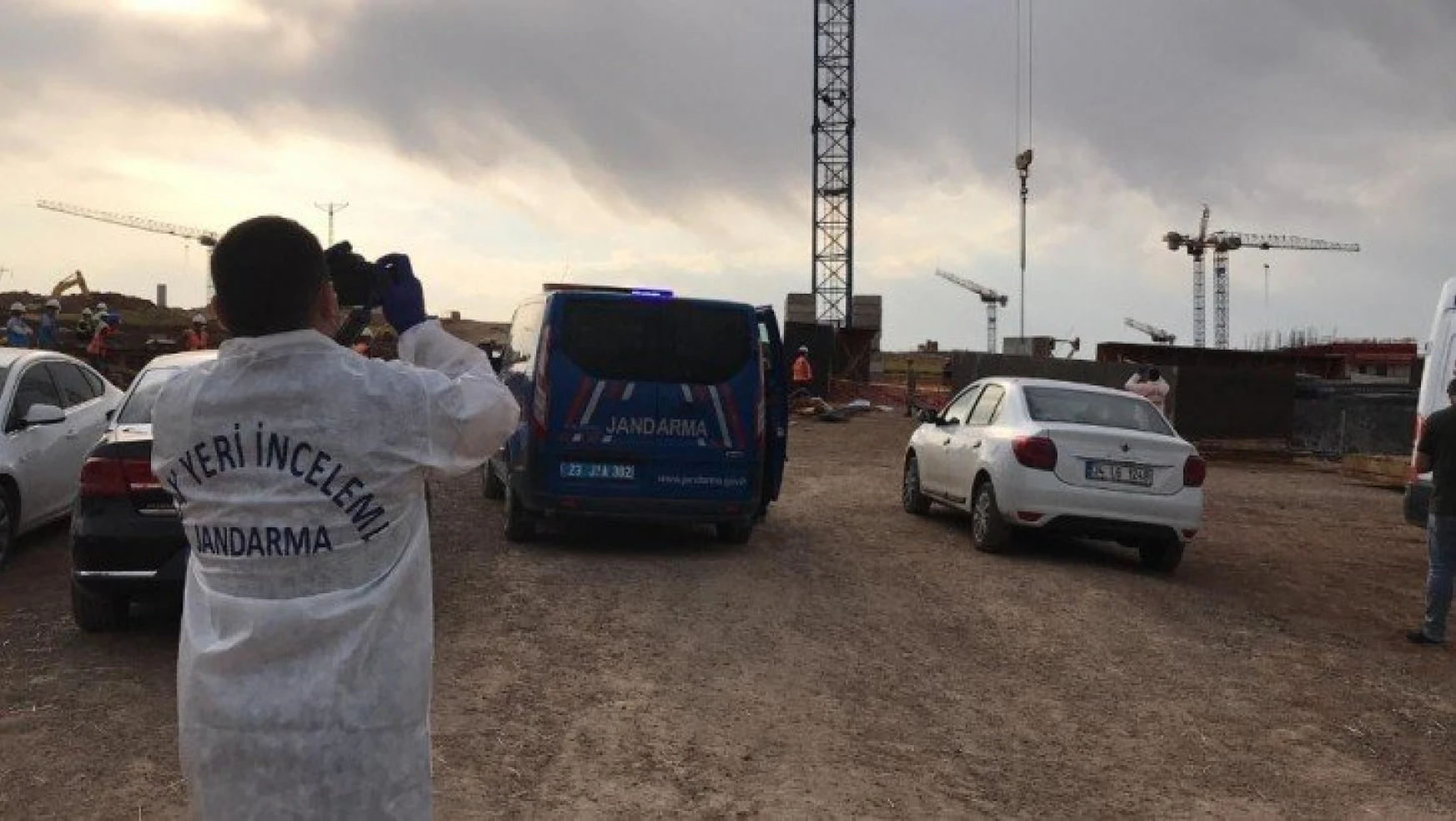 Elazığ'da kuvvetli rüzgarda üzerine kalıp düşen işçi hayatını kaybetti
