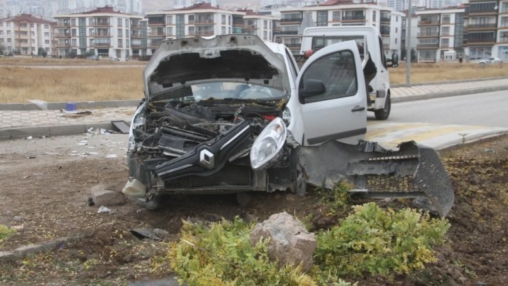 Elazığ'da midibüs ile ticari araç çarpıştı: 1 yaralı
