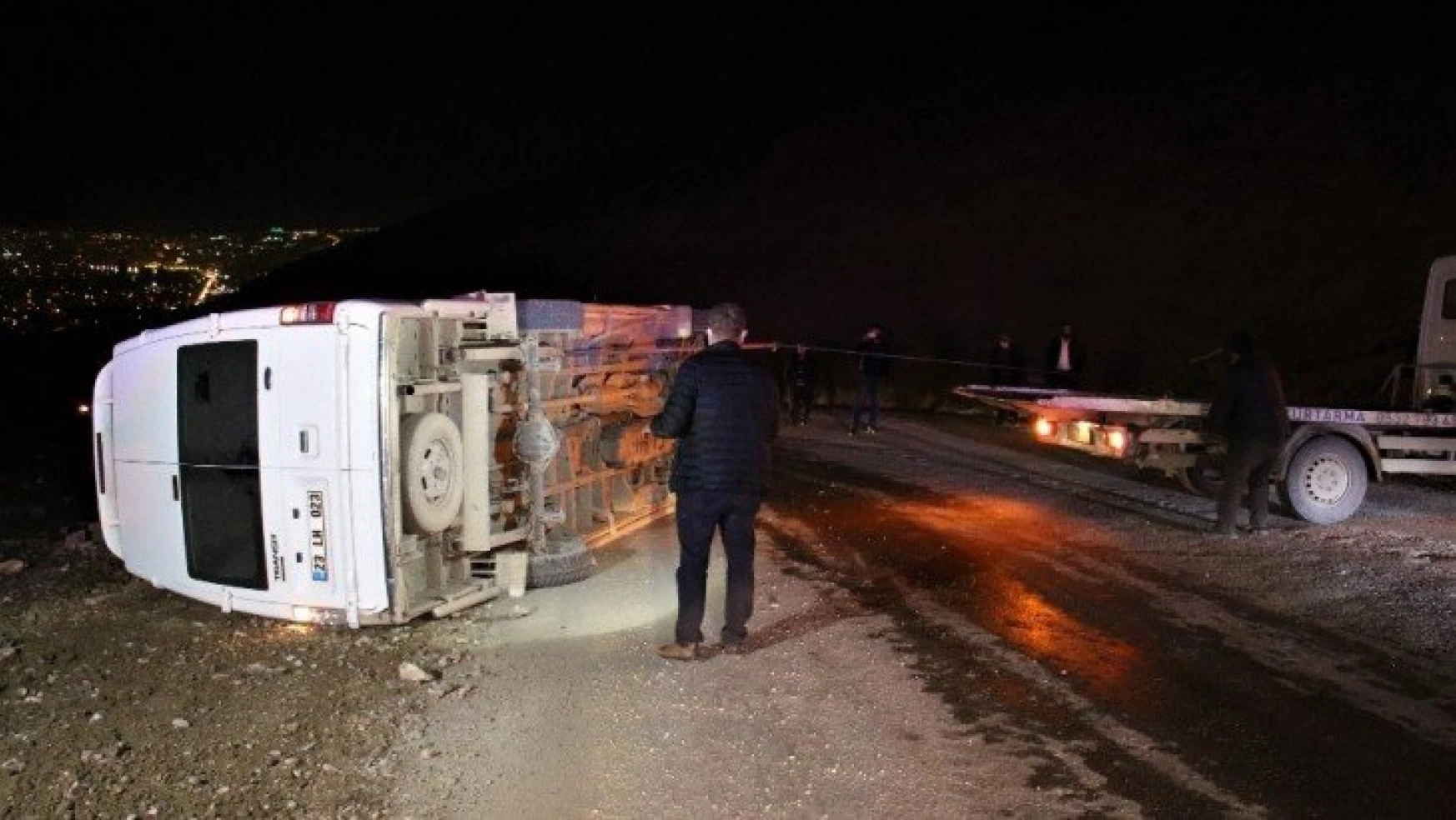Elazığ'da minibüs devrildi: 3 yaralı