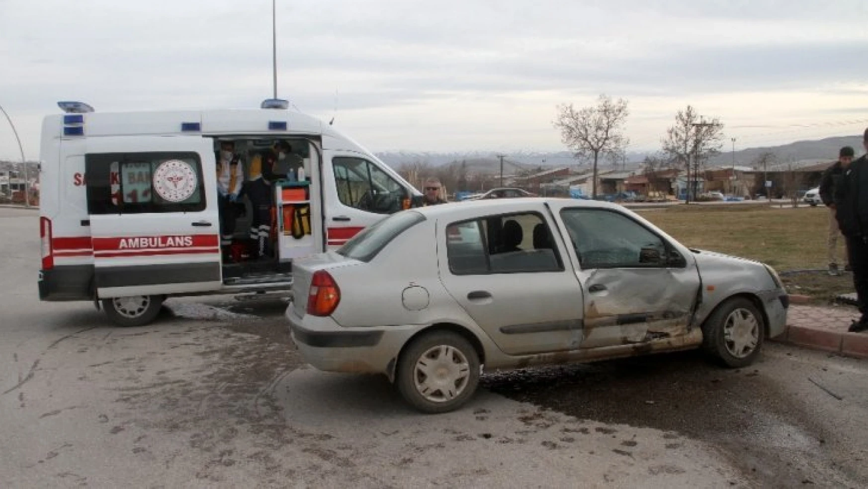 Elazığ'da minibüs ile otomobil çarpıştı: 1'i çocuk 4 yaralı