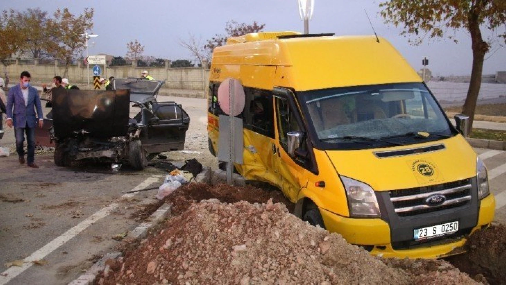 Elazığ'da minibüs ile otomobil çarpıştı: 7 yaralı