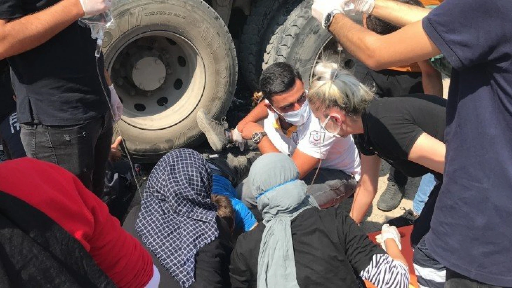 Elazığ'da motosiklet kamyonun altına girdi: 1 ölü, 1 ağır yaralı