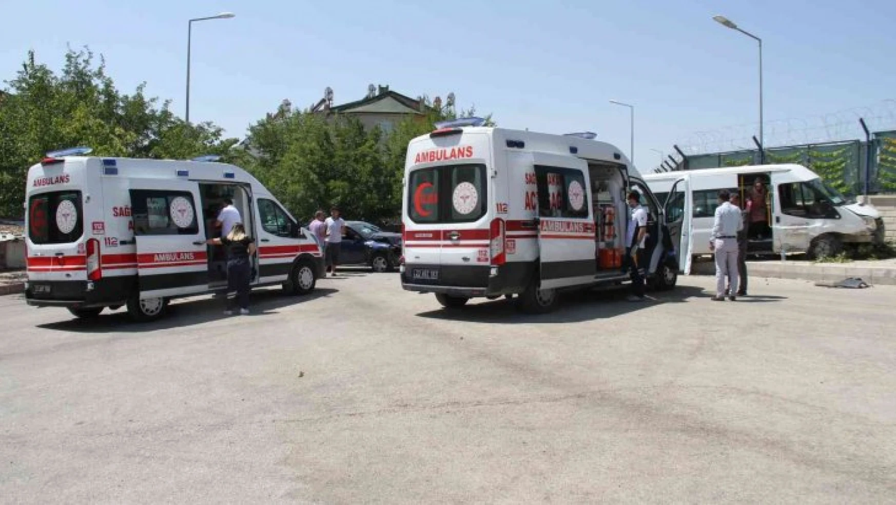 Elazığ'da öğrenci minibüsü ile otomobil çarpıştı: 5 yaralı