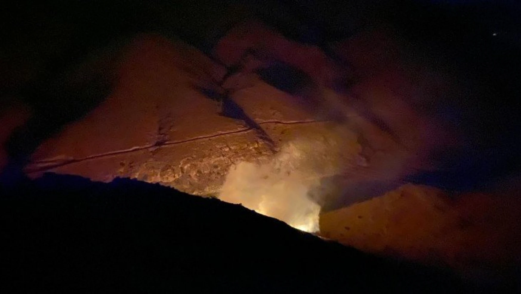 Elazığ'da örtü yangını, ekipler müdahale ediyor