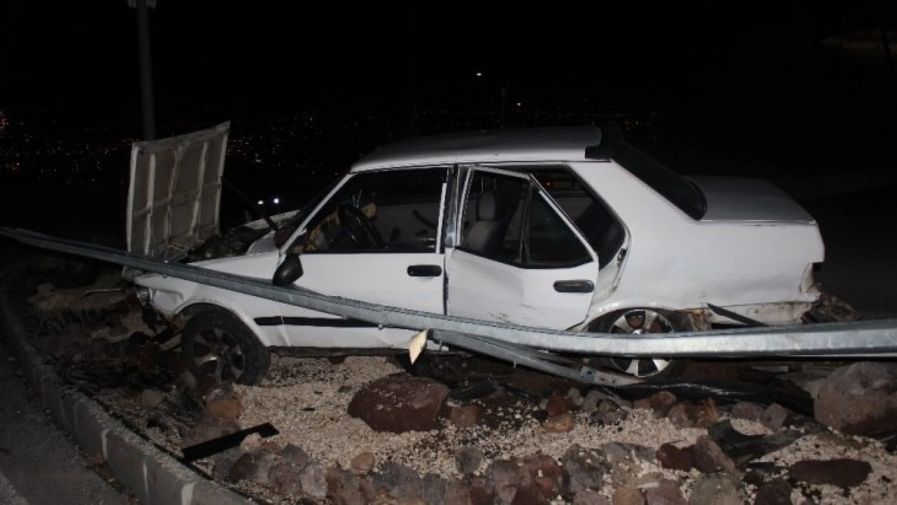 Elazığ'da otomobil bariyere çarptı: 3 yaralı