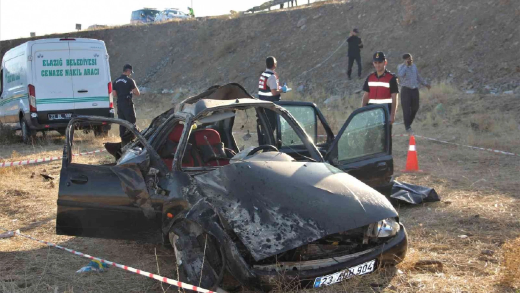 Elazığ'da otomobil şarampole yuvarlandı: 1 ölü, 2'si ağır 3 yaralı